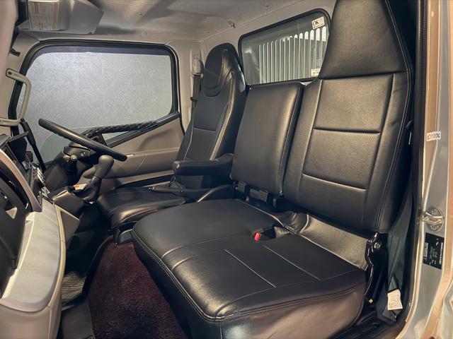 キャンター 全低床ダンプ　カスタムグレード・リアピン・シートキャリア（27枚目）