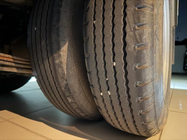 キャンター 全低床ダンプ　カスタムグレード・リアピン・シートキャリア（49枚目）