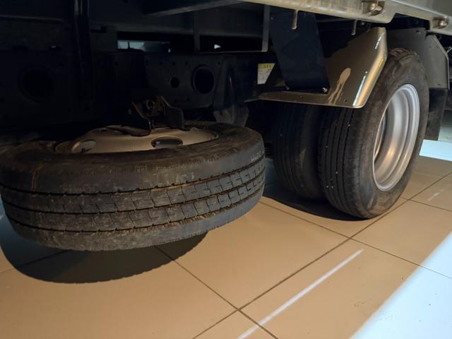 キャンター 全低床ダンプ　カスタムグレード・リアピン・シートキャリア（50枚目）