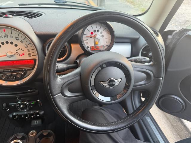 MINI ワン 修復歴無し6MTワンオーナー横浜ナンバースペアキーあり夏タイヤ付き(23枚目)