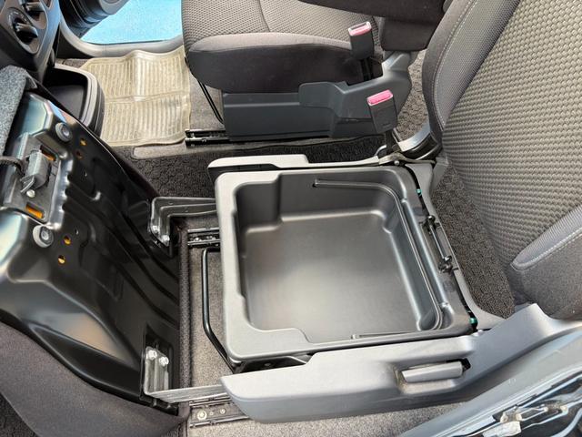 ソリオ Gリミテッド ワンセグナビ 左側パワースライドドア プッシュスタート スマートキー オートエアコン 電動格納ドアミラー ウォークスルー ETC 盗難防止装置 運転席・助手席エアバッグ ABS(30枚目)