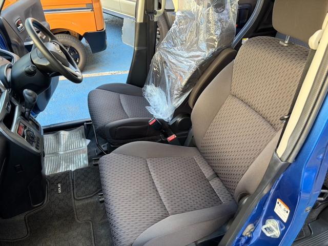 目立ったシミや汚れ、内張の傷などもなく、非常に清潔感ある室内空間です。