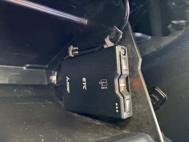 今や必需品の『ＥＴＣ』が付いています！高速道路の料金所をノンストップで通過可能！ＥＴＣを使えば土日祝日割や深夜割などのメリットを受けることができます。料金所でお金を用意する必要がないところも良い点です