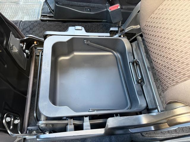 助手席シートアンダーボックス　　洗車道具・靴等収納に便利です