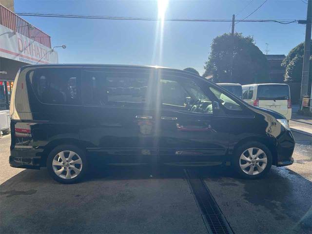 セレナ ハイウェイスター　Ｖセレクション　ＭナビＴＶ　バックカメラ　オートクルーズコントロール　両側電動スライドドア　ＥＴＣ　スマートキー　アイドリングストップ　３列シート　ウォークスルー　８人乗り　アルミホイール　ＣＤ　禁煙　無事故車（12枚目）