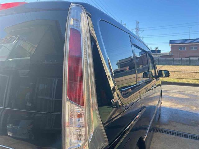 セレナ ハイウェイスター　Ｖセレクション　ＭナビＴＶ　バックカメラ　オートクルーズコントロール　両側電動スライドドア　ＥＴＣ　スマートキー　アイドリングストップ　３列シート　ウォークスルー　８人乗り　アルミホイール　ＣＤ　禁煙　無事故車（17枚目）