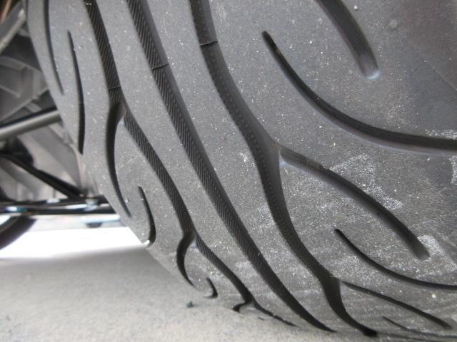タイヤの溝もまだまだございます。ひび割れもございません