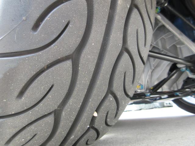 タイヤの溝もまだまだございます。ひび割れもございません