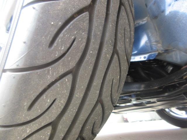 タイヤの溝もまだまだございます。ひび割れもございません