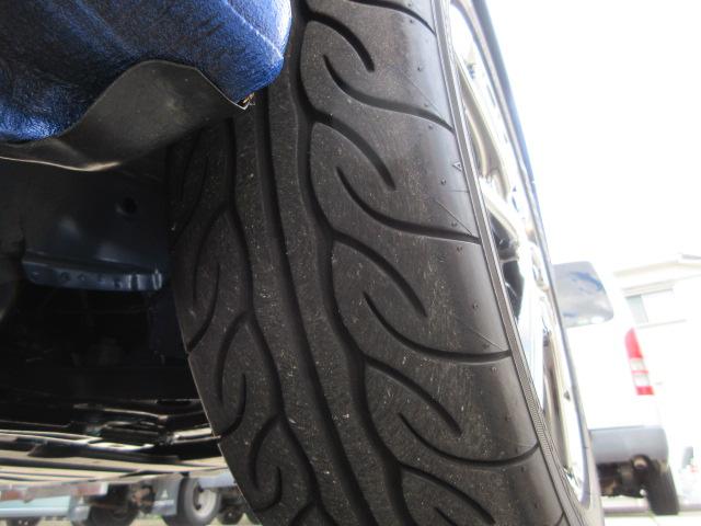 タイヤの溝もまだまだございます。ひび割れもございません