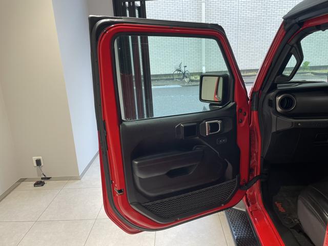 ジープ・ラングラーアンリミテッド スポーツ　認定中古車　ワンオーナー　ＥＴＣ　ドライブレコーダー前後　ブラックシートカバー（Ｄｏｔｔｙ）　ＡｐｐｌｅＣａｒＰｌａｙ　ＡｎｄｒｏｉｄＡｕｔｏ（22枚目）