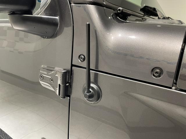 ジープ・ラングラーアンリミテッド サハラ　認定中古車　ワンオーナー　ＥＴＣ２．０　ドライブレコーダー前後　ＡｐｐｌｅＣａｒＰｌａｙ　ＡｎｄｒｏｉｄＡｕｔｏ　ＴＶチューナー（6枚目）