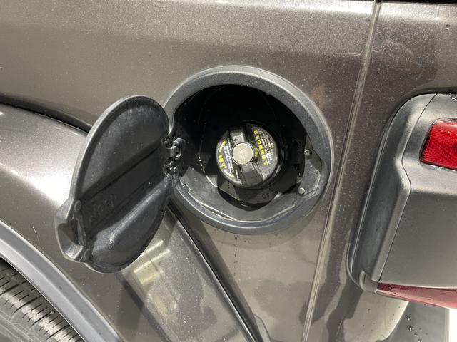 ジープ・ラングラーアンリミテッド サハラ　認定中古車　ワンオーナー　ＥＴＣ２．０　ドライブレコーダー前後　ＡｐｐｌｅＣａｒＰｌａｙ　ＡｎｄｒｏｉｄＡｕｔｏ　ＴＶチューナー（10枚目）