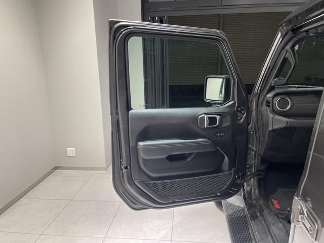 ジープ・ラングラーアンリミテッド サハラ　認定中古車　ワンオーナー　ＥＴＣ２．０　ドライブレコーダー前後　ＡｐｐｌｅＣａｒＰｌａｙ　ＡｎｄｒｏｉｄＡｕｔｏ　ＴＶチューナー（23枚目）