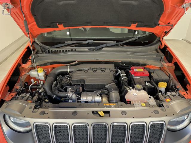 ジープ・レネゲード リミテッド　認定中古車　ワンオーナー　ＥＴＣ２．０　ＴＶチューナー　Ａｐｐｌｅｃａｒｐｌａｙ　ＡｎｄｒｏｉｄＡｕｔｏ　パワーシート　シートヒーター　ステアリングヒーター（4枚目）