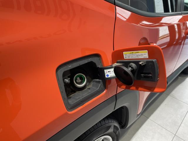 ジープ・レネゲード リミテッド　認定中古車　ワンオーナー　ＥＴＣ２．０　ＴＶチューナー　Ａｐｐｌｅｃａｒｐｌａｙ　ＡｎｄｒｏｉｄＡｕｔｏ　パワーシート　シートヒーター　ステアリングヒーター（13枚目）