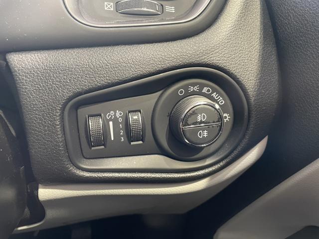 ジープ・レネゲード リミテッド　認定中古車　ワンオーナー　ＥＴＣ２．０　ＴＶチューナー　Ａｐｐｌｅｃａｒｐｌａｙ　ＡｎｄｒｏｉｄＡｕｔｏ　パワーシート　シートヒーター　ステアリングヒーター（60枚目）