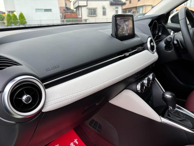 ＭＡＺＤＡ２ ＸＤ　１００周年特別記念車　走行７，２４６キロ　ワンオーナー　マツコネナビ　フルセグＴＶ　ブルートゥース　ＥＴＣ　３６０°ビュー　専用レザー　シートヒーター　ステアリングヒーター　パワーシート　禁煙車（46枚目）