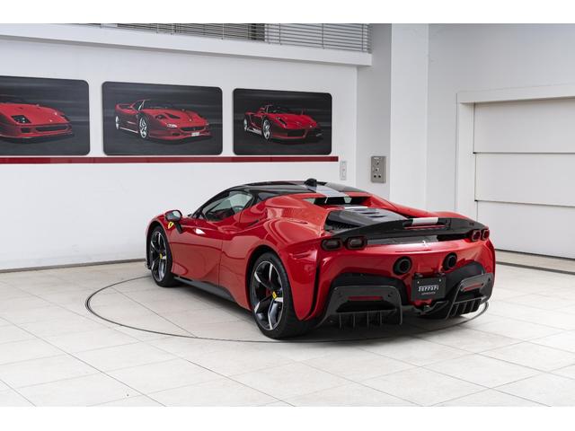 SF90ストラダーレ アセット フィオラノ F1 DCT E4WD 2トーンペインティングNERO ブラックセラミックマフラー カーボンホイールカーボンファイバーFSR バックカメラ OP2112(3枚目)