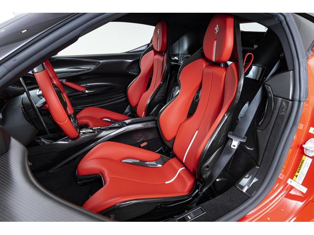 SF90ストラダーレ アセット フィオラノ F1 DCT E4WD 2トーンペインティングNERO ブラックセラミックマフラー カーボンホイールカーボンファイバーFSR バックカメラ OP2112(4枚目)