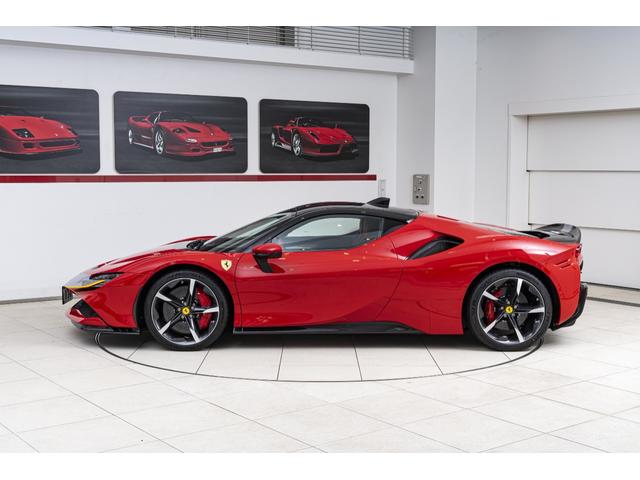 SF90ストラダーレ アセット フィオラノ F1 DCT E4WD 2トーンペインティングNERO ブラックセラミックマフラー カーボンホイールカーボンファイバーFSR バックカメラ OP2112(5枚目)