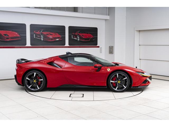 SF90ストラダーレ アセット フィオラノ F1 DCT E4WD 2トーンペインティングNERO ブラックセラミックマフラー カーボンホイールカーボンファイバーFSR バックカメラ OP2112(8枚目)