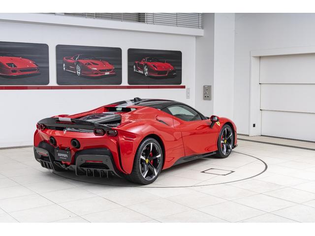 SF90ストラダーレ アセット フィオラノ F1 DCT E4WD 2トーンペインティングNERO ブラックセラミックマフラー カーボンホイールカーボンファイバーFSR バックカメラ OP2112(9枚目)