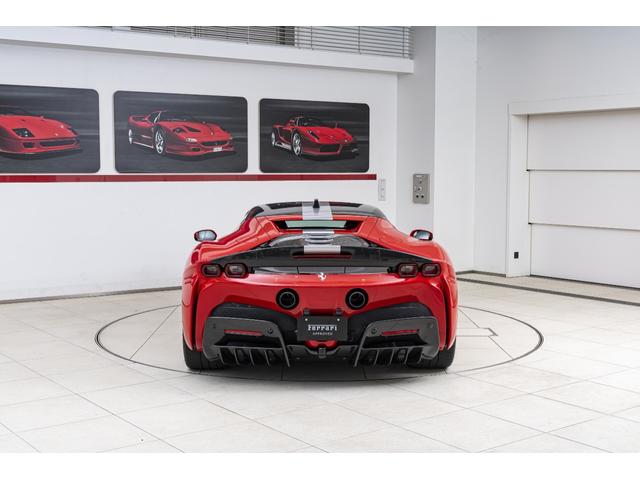 SF90ストラダーレ アセット フィオラノ F1 DCT E4WD 2トーンペインティングNERO ブラックセラミックマフラー カーボンホイールカーボンファイバーFSR バックカメラ OP2112(10枚目)