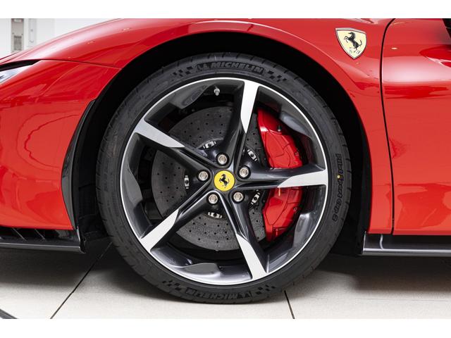 SF90ストラダーレ アセット フィオラノ F1 DCT E4WD 2トーンペインティングNERO ブラックセラミックマフラー カーボンホイールカーボンファイバーFSR バックカメラ OP2112(11枚目)