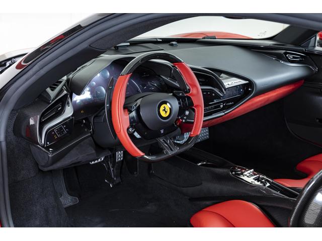 SF90ストラダーレ アセット フィオラノ F1 DCT E4WD 2トーンペインティングNERO ブラックセラミックマフラー カーボンホイールカーボンファイバーFSR バックカメラ OP2112(15枚目)