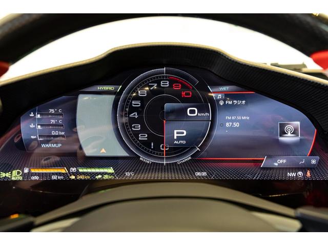 SF90ストラダーレ アセット フィオラノ F1 DCT E4WD 2トーンペインティングNERO ブラックセラミックマフラー カーボンホイールカーボンファイバーFSR バックカメラ OP2112(17枚目)