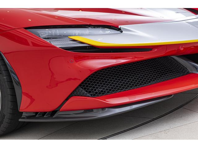 SF90ストラダーレ アセット フィオラノ F1 DCT E4WD 2トーンペインティングNERO ブラックセラミックマフラー カーボンホイールカーボンファイバーFSR バックカメラ OP2112(18枚目)