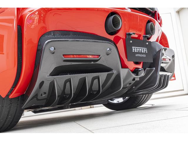 SF90ストラダーレ アセット フィオラノ F1 DCT E4WD 2トーンペインティングNERO ブラックセラミックマフラー カーボンホイールカーボンファイバーFSR バックカメラ OP2112(19枚目)