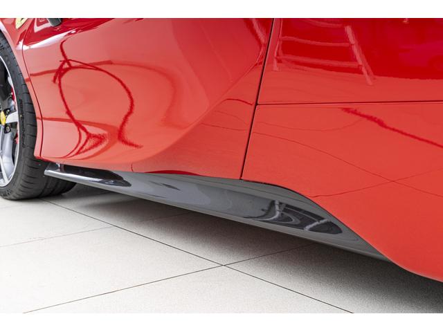 SF90ストラダーレ アセット フィオラノ F1 DCT E4WD 2トーンペインティングNERO ブラックセラミックマフラー カーボンホイールカーボンファイバーFSR バックカメラ OP2112(21枚目)