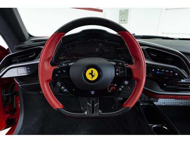 SF90ストラダーレ アセット フィオラノ F1 DCT E4WD 2トーンペインティングNERO ブラックセラミックマフラー カーボンホイールカーボンファイバーFSR バックカメラ OP2112(28枚目)