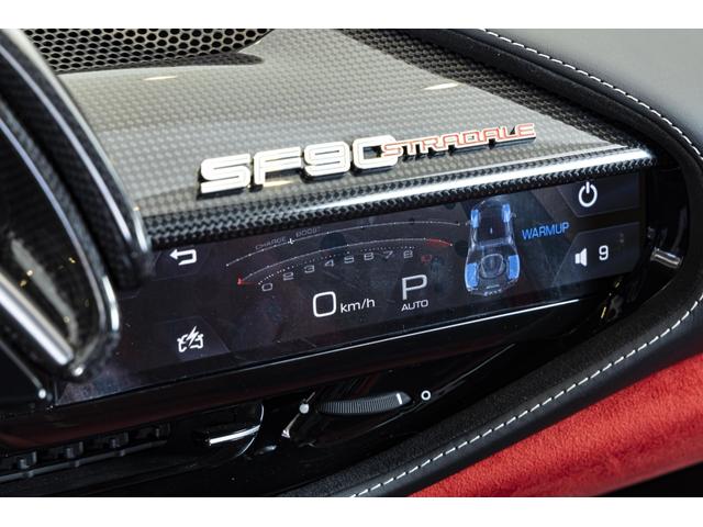 SF90ストラダーレ アセット フィオラノ F1 DCT E4WD 2トーンペインティングNERO ブラックセラミックマフラー カーボンホイールカーボンファイバーFSR バックカメラ OP2112(32枚目)