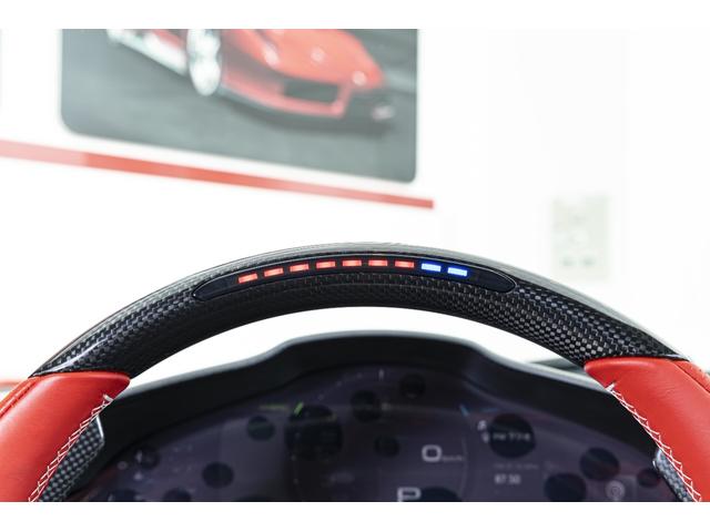 SF90ストラダーレ アセット フィオラノ F1 DCT E4WD 2トーンペインティングNERO ブラックセラミックマフラー カーボンホイールカーボンファイバーFSR バックカメラ OP2112(33枚目)