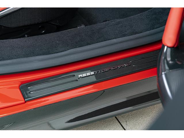 SF90ストラダーレ アセット フィオラノ F1 DCT E4WD 2トーンペインティングNERO ブラックセラミックマフラー カーボンホイールカーボンファイバーFSR バックカメラ OP2112(34枚目)