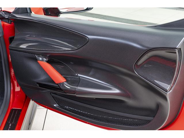 SF90ストラダーレ アセット フィオラノ F1 DCT E4WD 2トーンペインティングNERO ブラックセラミックマフラー カーボンホイールカーボンファイバーFSR バックカメラ OP2112(35枚目)