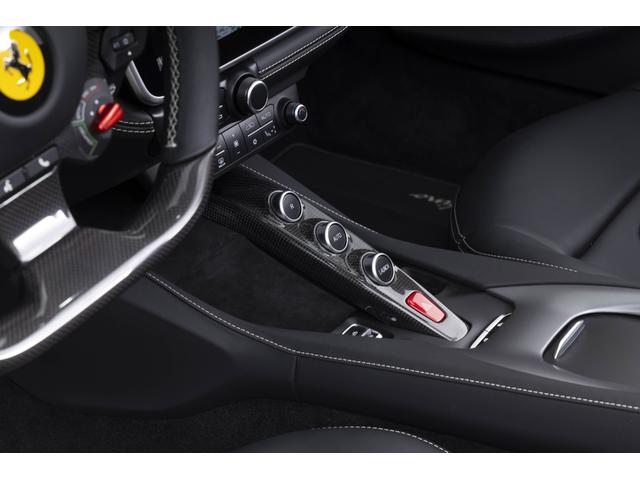 ポルトフィーノ F1 DCT 認定中古車 ADAS FULL PACKAGE SFロゴ サラウンドビューモニター アルミニウムキャリパー 跳ね馬刺繍カーボンダッシュボード カーボンF1コンソール フロントグリルクロームエッジ(9枚目)