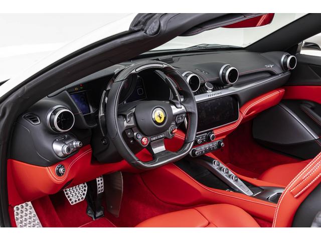 ポルトフィーノ 　Ｆ１　ＤＣＴ　ＢｉａｎｃｏＡｖｕｓ／ＲｏｓｓｏＦｅｒｒａｒｉ　ＳＦロゴ　パーキングカメラ　マグネライドサスペンション　サイドスポイラー　Ｆスポイラー　ＬＥＤステアリング（20枚目）