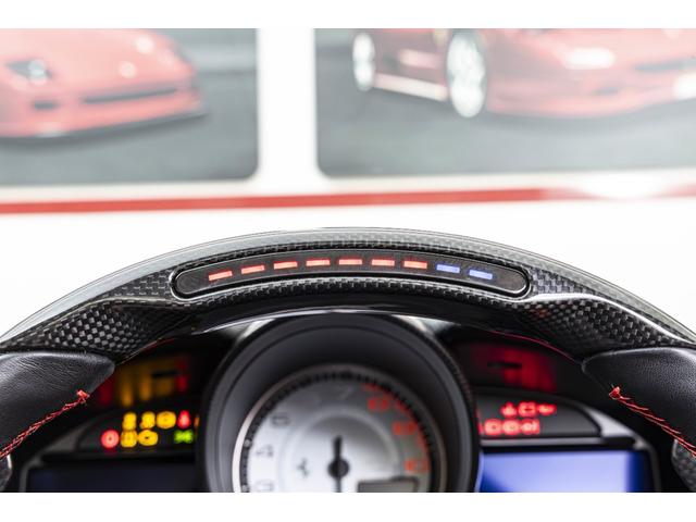 ポルトフィーノ 　Ｆ１　ＤＣＴ　ＢｉａｎｃｏＡｖｕｓ／ＲｏｓｓｏＦｅｒｒａｒｉ　ＳＦロゴ　パーキングカメラ　マグネライドサスペンション　サイドスポイラー　Ｆスポイラー　ＬＥＤステアリング（27枚目）