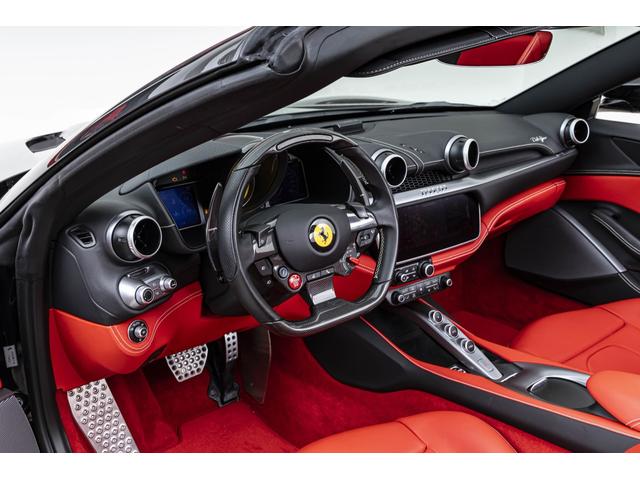 ベースグレード　Ｆ１　ＤＣＴ　Ｎｅｒｏ　Ｒｏｓｓｏ　Ｆｅｒｒａｒｉ　フロントグリルブラッククローム　カーボンＬＥＤドライバーゾーンブラックセラミックマフラー　鍛造ダイヤモンドホイール　マグネライドサスペンション(5枚目)