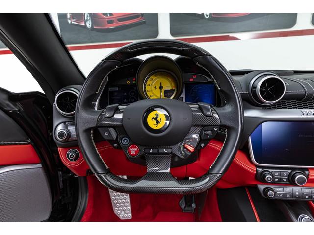 ベースグレード　Ｆ１　ＤＣＴ　Ｎｅｒｏ　Ｒｏｓｓｏ　Ｆｅｒｒａｒｉ　フロントグリルブラッククローム　カーボンＬＥＤドライバーゾーンブラックセラミックマフラー　鍛造ダイヤモンドホイール　マグネライドサスペンション(8枚目)