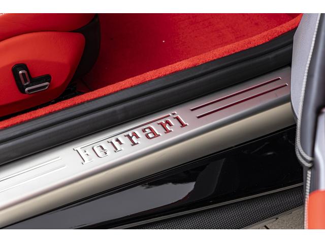 ベースグレード　Ｆ１　ＤＣＴ　Ｎｅｒｏ　Ｒｏｓｓｏ　Ｆｅｒｒａｒｉ　フロントグリルブラッククローム　カーボンＬＥＤドライバーゾーンブラックセラミックマフラー　鍛造ダイヤモンドホイール　マグネライドサスペンション(16枚目)