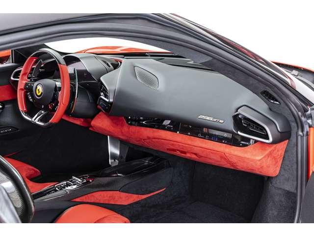 ２９６ＧＴＢ ベースグレード　Ｆ１　ＤＣＴ　カーボンレーシングホイール　チタンホイールボルト　カーボンＬＥＤステアリングカーボンセンタートンネル　フロントサスペンションリフト　ＳＦロゴ　黒ブレーキキャリパー（5枚目）