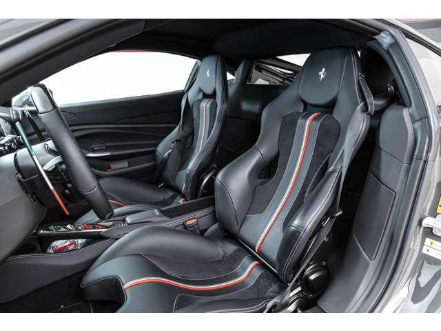 Ｆ８トリブート ベースグレード　Ｆ１　ＤＣＴ　認定中古車　カーボンファイバードライバーゾーン　レーシングシート　シートリフター鍛造ダイヤモンドホイール　シートセンタートリコロール　カーボンダッシュボード　Ｆ１ボタントリコロール（2枚目）