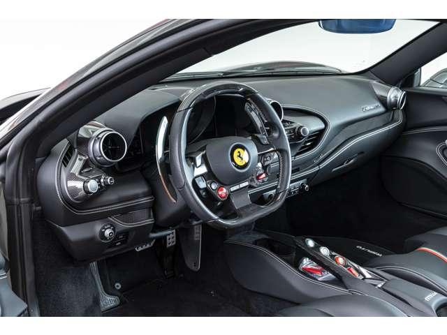Ｆ８トリブート ベースグレード　Ｆ１　ＤＣＴ　認定中古車　カーボンファイバードライバーゾーン　レーシングシート　シートリフター鍛造ダイヤモンドホイール　シートセンタートリコロール　カーボンダッシュボード　Ｆ１ボタントリコロール（4枚目）