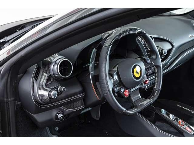 Ｆ８トリブート ベースグレード　Ｆ１　ＤＣＴ　認定中古車　カーボンファイバードライバーゾーン　レーシングシート　シートリフター鍛造ダイヤモンドホイール　シートセンタートリコロール　カーボンダッシュボード　Ｆ１ボタントリコロール（5枚目）