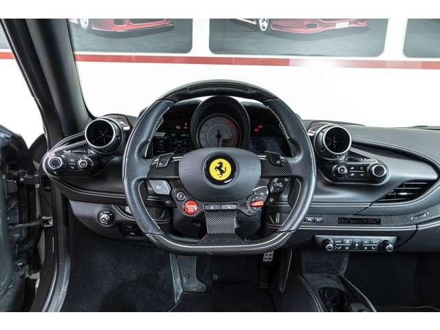 Ｆ８トリブート ベースグレード　Ｆ１　ＤＣＴ　認定中古車　カーボンファイバードライバーゾーン　レーシングシート　シートリフター鍛造ダイヤモンドホイール　シートセンタートリコロール　カーボンダッシュボード　Ｆ１ボタントリコロール（6枚目）